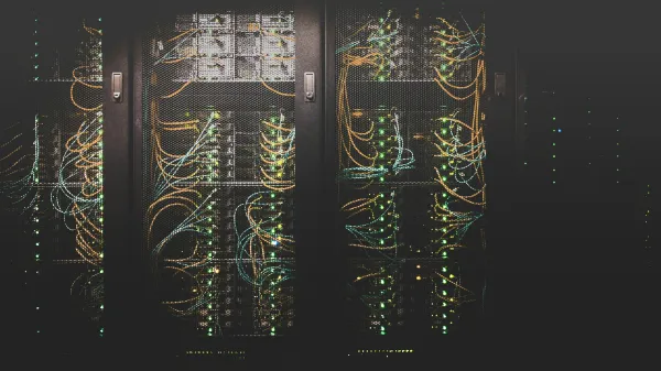 Server şkafında şəbəkə kabelləri